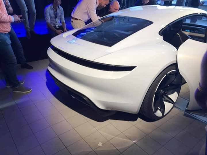 Porsche'un elektrikli aracı Mission E'nin son prototipi ortaya çıktı